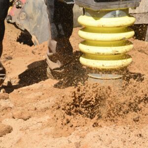 Der Sand im Baugraben muss verdichtet werden