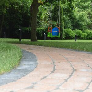 Gerumpelte Pflastersteine als Gartenweg mit Lichtinstallation