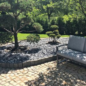 Gemütlich: geplasterte Ecke mit Outdoor-Sofa