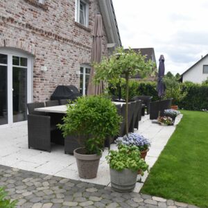 Hellgraue Platten unterstreichen die Großzügigkeit der Terrasse
