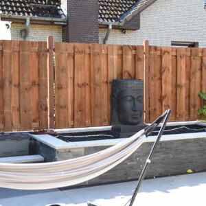 Die neue Terrasse lädt mit Teich und Hängematte zur Entspannung ein