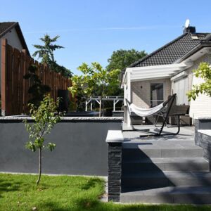 Chillige Oase: Auf der neuen Terrasse lässt sich genauso gut relaxen wie feiern