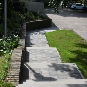 Über den neu gestalteten Treppenaufgang geht es vom Parkplatz zu den Häusern