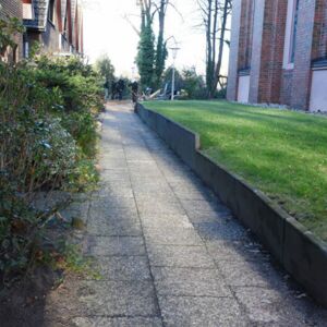 Der Gehweg und der Zugang zu den Häusern soll ersetzt werden