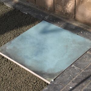 Keramikplatten verlegen: Fugenkreuze sorgen für einen gleichmäßigen Abstand