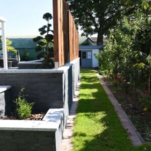 Kluge Aufteilung: Hinter der Terrasse steht das Säulenobst Spalier