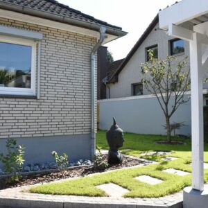 Schlicht und schön: Vom neuen Carport geht es direkt in den Garten