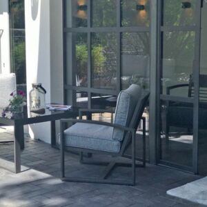 Kühle Eleganz: Terrasse aus hochwertigem Klinker in Anthrazit