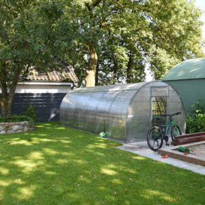 Eine Frischekur für den Garten mit Baumeinfassung, Gewächshaus und Sandkiste