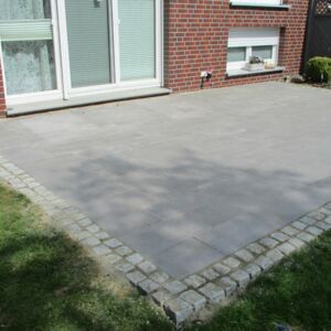 Schlicht und schön: Terrassenbelag aus Keramikplatten in Betonoptik