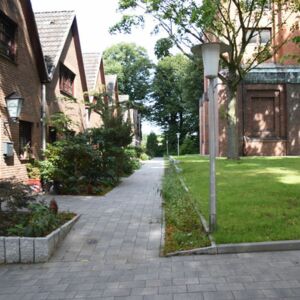 Moderne Optik: Randstein und Beeteinfassung aus Granit kombiniert mit grauem Pflaster