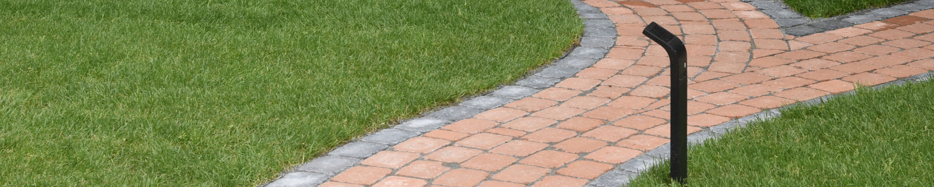 Gartenweg mit Beleuchtung und Rollrasen in Rellingen